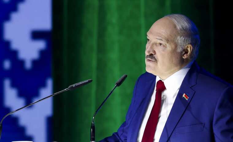 Лукашенко: готов передать власть, но снова участвует в выборах